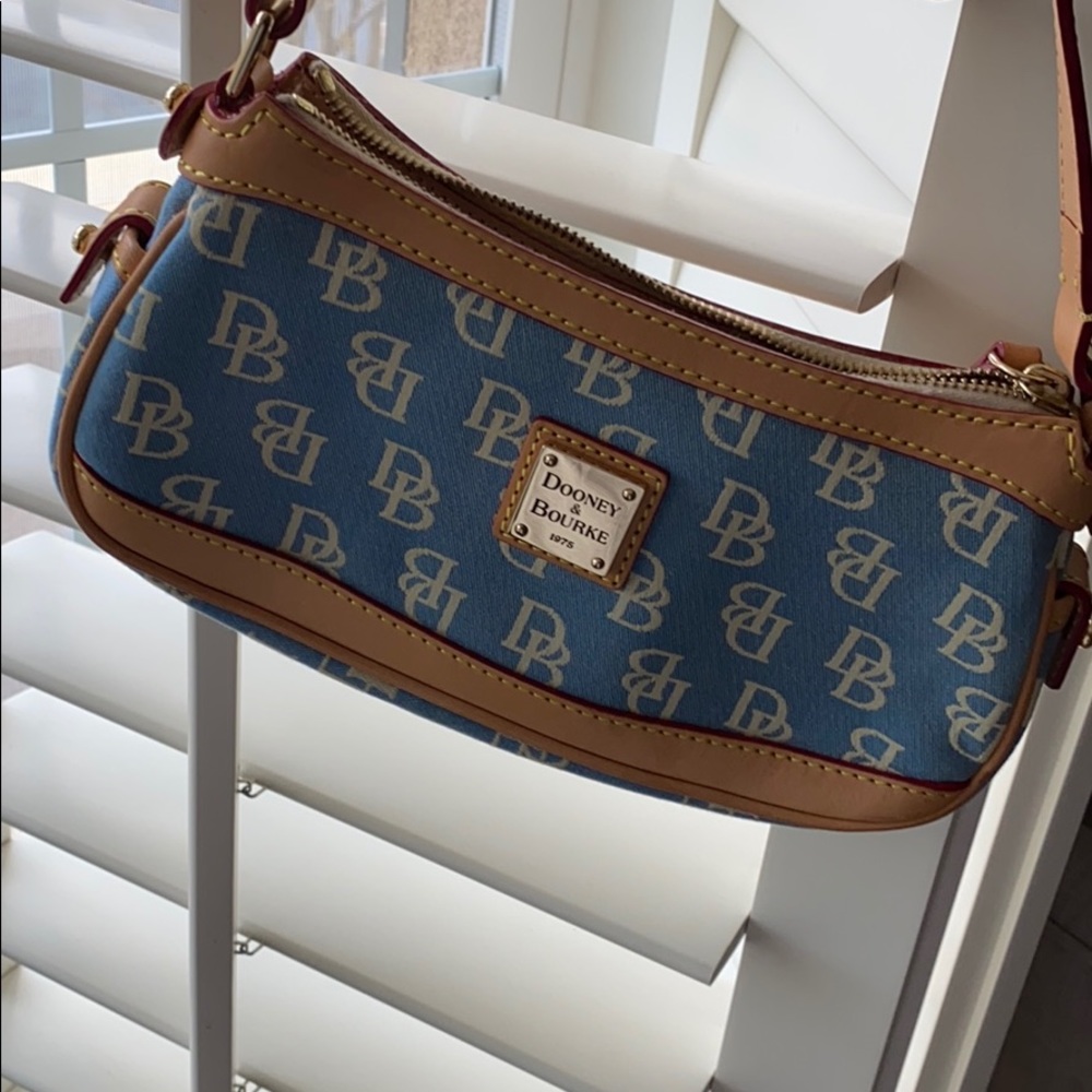 Dooney & Bourke baguette bag